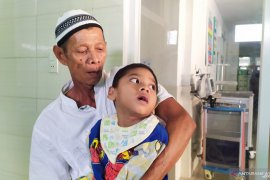 Jatuh dari ayunan, bocah asal Sumut menderita lumpuh otak