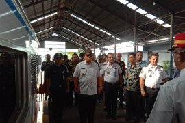 Menunggu kereta jadi transportasi utama  ke bandara