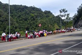 Pelajar di Limapuluh Kota padati jembatan Kelok Sembilan saksikan TdS