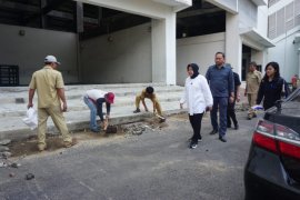 Risma inspeksi di luar Stadion GBT