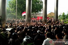 Massa GMBI terlibat aksi saling dorong dengan polisi di gedung KPK