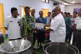 Dispar Papua salurkan bantuan peralatan masak ke kelompok usaha wisata Biak