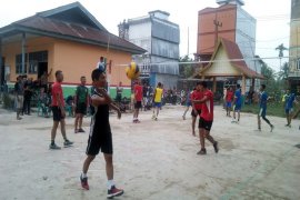 Satgas TMMD Dan Masyarakat Inhil Menggelar Turnamen Volly Cup