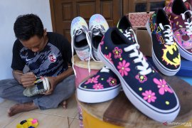 Perajin sepatu lukis