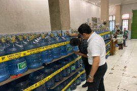 Polda segel pabrik air minum kemasan karena gunakan air PDAM