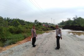 Truk tenggelam di jalan ambruk Siak-Buton, aparat gabungan lakukan ini