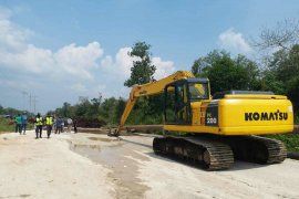 Dinas PU Siak turunkan ekskavator perbaiki jalan amblas yang benamkan truk