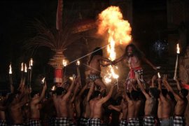 Pagelaran tari kecak kontemporer