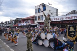 Genderang suling Gita Jala Taruna AAL hibur warga KotaTomohon