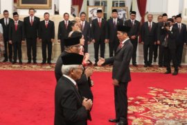 Presiden RI Joko Widodo beri gelar pahlawan kepada enam tokoh, salah satunya Ruhana Kudus