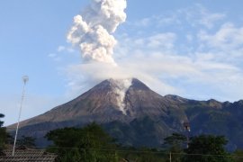 Merapi erupsi masyarakat diminta tetap tenang
