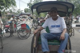 Peduli tukang becak, Tamzil bagi-bagi sembako di Hari Pahlawan