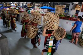 Pagelaran tari kontemporer Wong Peken