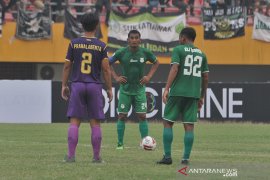 Persik Kediri dan PSMS Medan bermain seri di laga perdana delapan besar Page 1 Small