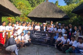 GenBI Bali lakukan bakti sosial ke Pura Batukaru