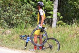 Pebalap sepeda peserta TdS 2019 menunggu tim ganti ban