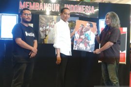Presiden Jokowi tinjau Pameran Foto ANTARA "Membangun Indonesia"