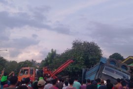 Truk bermuatan kacang mundur di tanjakan, satu orang tewas terjepit