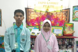 Cinta pertama dara cantik pada tanah organik