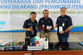 Pengelola Bandara Juanda musnahkan seribuan "power bank" hasil sitaan