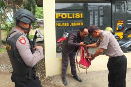 Pascaledakan bom di Medan, Polres Jember perketat pengamanan di Mapolres dan Mapolsek