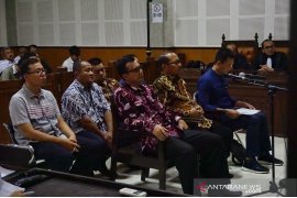 Jaksa KPK mencecar pejabat imigrasi terkait uang dalam koper Kurniadie