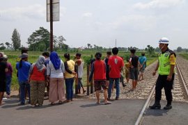 Tertabrak kereta saat boncengan, seorang ayah selamat tapi anaknya tak tertolong