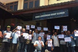 Warga Sindumartani mendatangi DLH Sleman tolak penambangan di Gendol