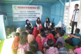 Poltekkes Kemenkes Kendari meningkatkan minat baca anak-anak pesisir