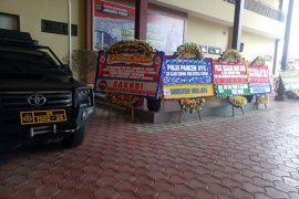 Mapolres Jakpus diwarnai karangan bunga karena ungkap penyiksaan hewan