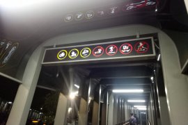 Begini kondisi JPO area Senayan pascapelarangan GrabWheels di trotoar