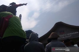 Ratusan warga tuntut PLTU Cilacap tangani pencemaran lingkungan (VIDEO)