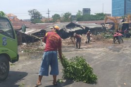 Puluhan lapak pedagang unggas Pasar Keputran Surabaya ditertibkan