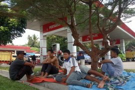 Miris nian, demi solar sopir truk di Agam rela tidur sambil mengantre di SPBU