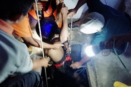 Petugas evakuasi warga yang terjebak dalam sumur di Blitar