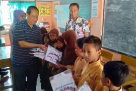 Puluhan pelajar tidak mampu di Jember dapat seragam gratis
