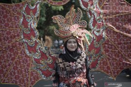 Peragaan busana berbahan limbah daur ulang