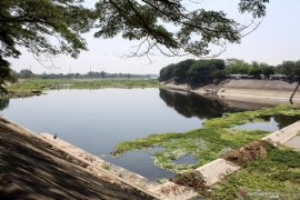 Volume air bendungan rolak songo menurun