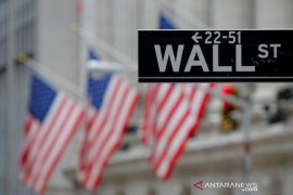 Wall Street jatuh setelah Trump dites positif terpapar COVID-19
