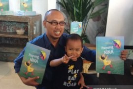 Anak berebut payung jadi inspirasi penulis buku "Payung Nina"