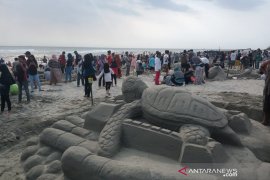 200 peserta berlaga di lomba kreasi patung pasir