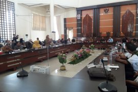 Anggota dewan  interupsi oknum LSM merokok dalam rapat