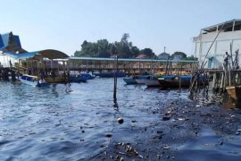 Warga keluhkan cemaran minyak di Perairan  Pulau Belakangpadang