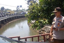 Mayat bayi terbungkus kain kafan ditemukan di pinggir sungai