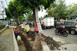 DPU Bandarlampung bersihkan siring antisipasi banjir Page 1 Small