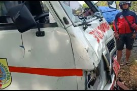 Mobil Ambuland tabrak Innova, begini kronologinya