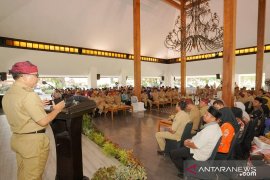 Bupati Anas paparkan acuan prioritas kerja kepala desa