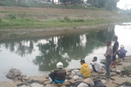 Warga Jadikan Banda Kali Spot Mancing