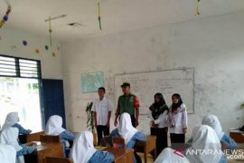Babinsa Koramil 18/Pargarutan komsos di SMPN 5