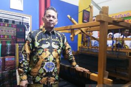 Dinas Perdagangan dan Koperasi UKM pamerkan kain tenun Sipirok